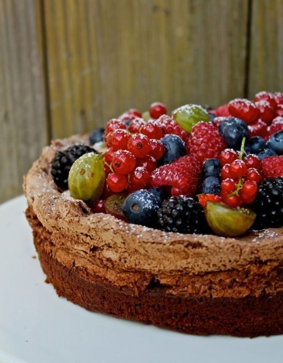 http://eenlepeltjelekkers.be/smeuige-chocoladetaart-met-zomerfruit/