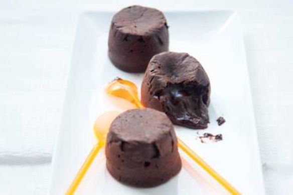 http://uitpaulineskeuken.nl/2015/12/moelleux-au-chocolat-met-salted-caramel.html